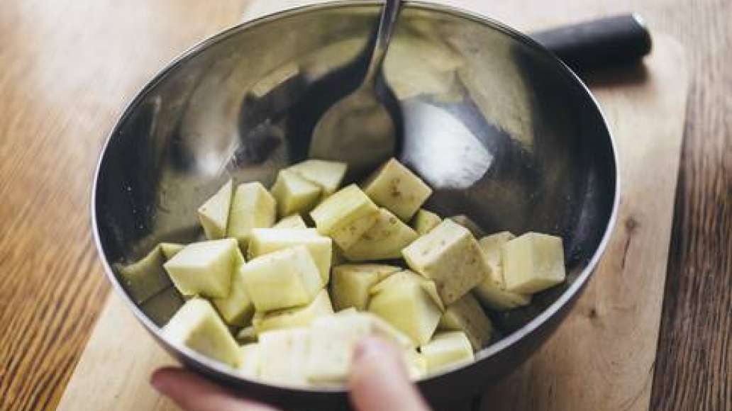 Шаг 2 - Теплый салат с куриной грудкой и баклажанами