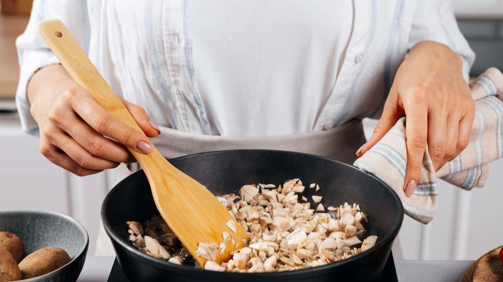 Шаг 2 - Нежный фаршированный перец с картофелем и грибами без мяса