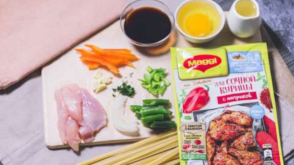 Шаг 1 - Курица терияки по-китайски на сковороде с лапшой, овощами и яйцом