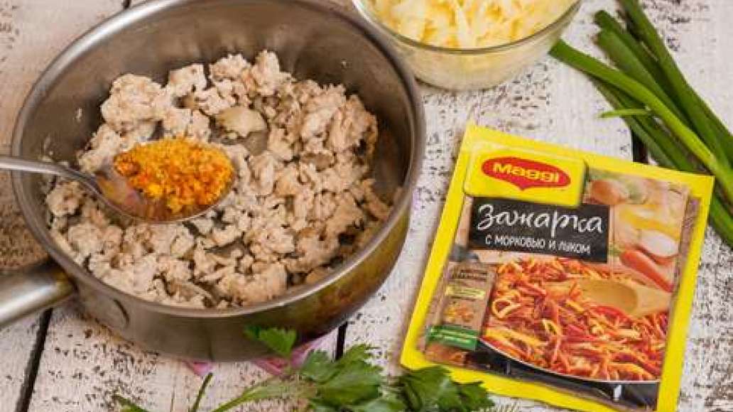 Шаг 2 - Запеканка из сырого картофеля с фаршем, грибами и кабачками