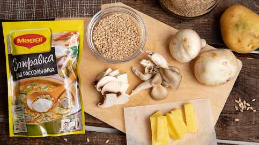 Шаг 1 - Суп рассольник   с вешенками, шампиньонами  и зеленью