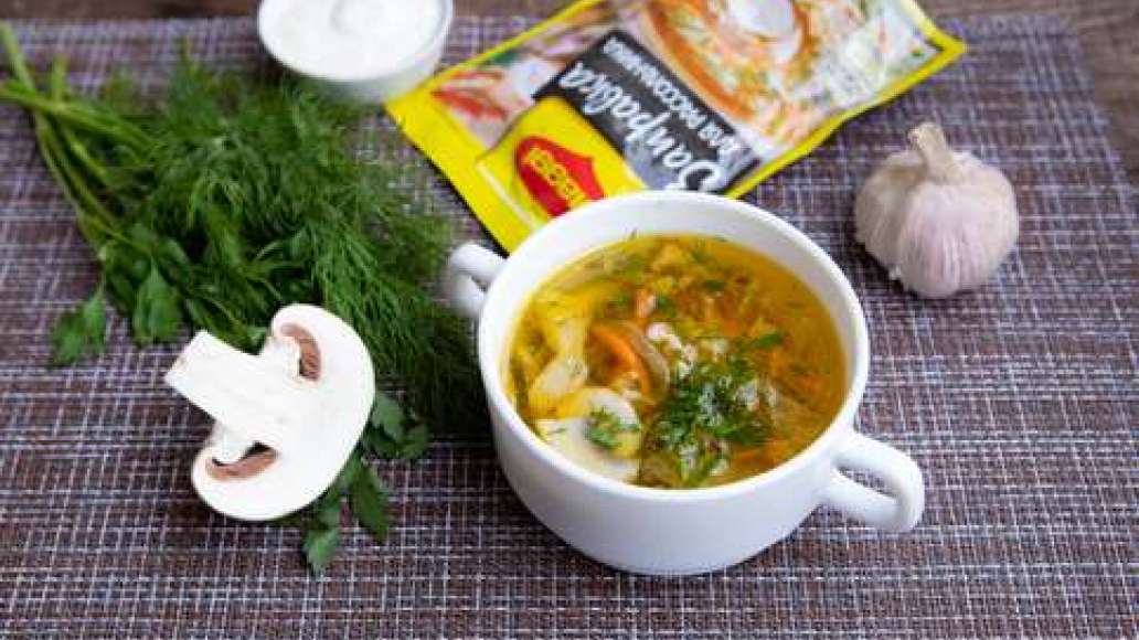 Шаг 3 - Суп рассольник   с вешенками, шампиньонами  и зеленью