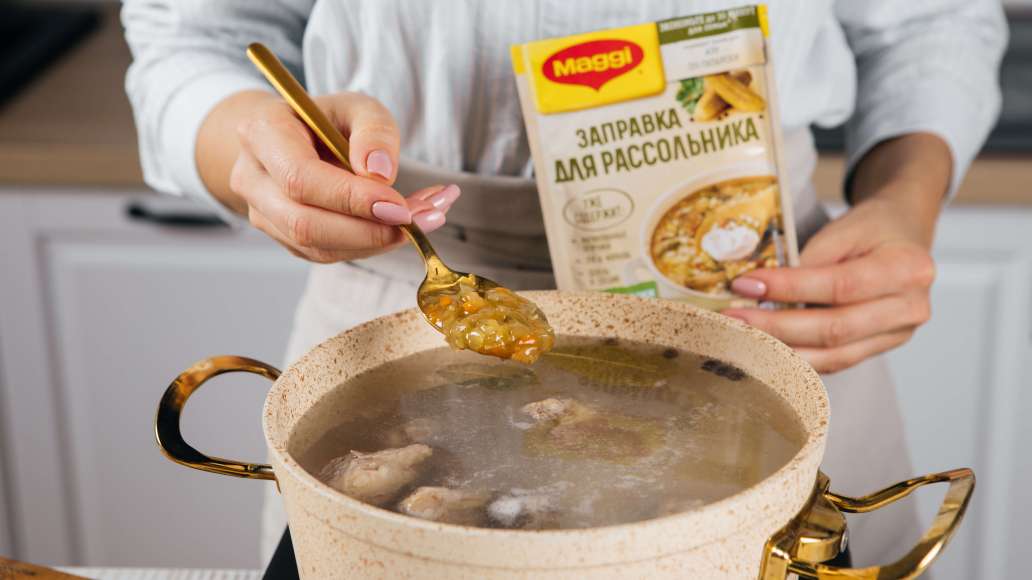 Шаг 5 - Рассольник с перловкой на говяжьем бульоне