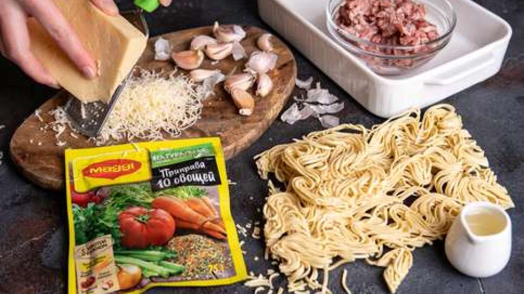 Шаг 1 - Лапша, запечённая с сыром, чесноком и фаршем