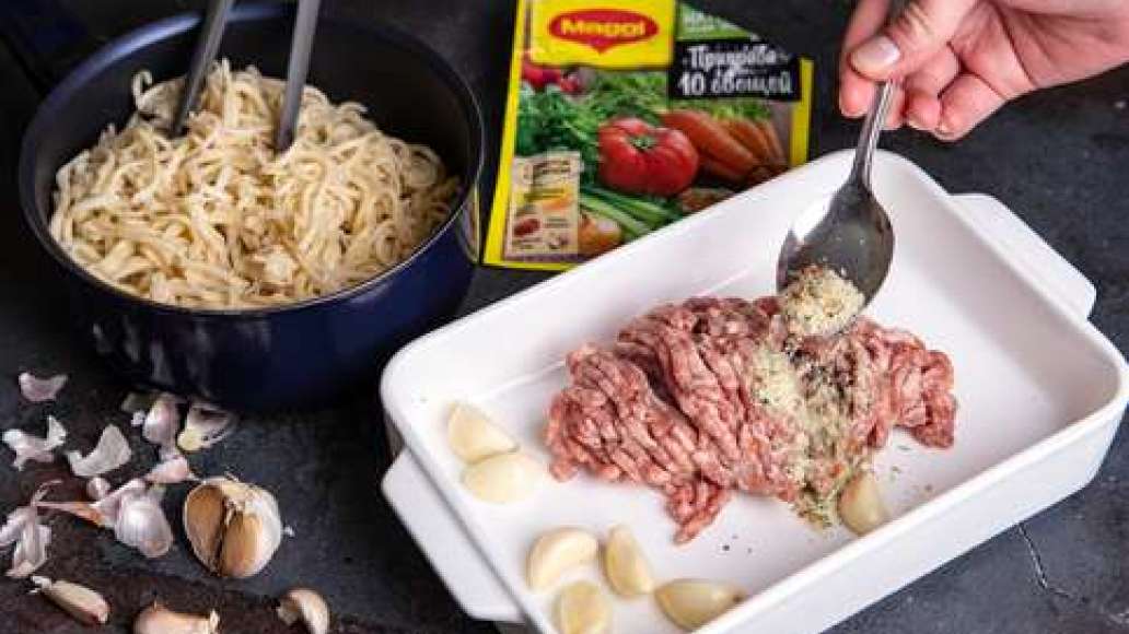 Шаг 2 - Лапша, запечённая с сыром, чесноком и фаршем