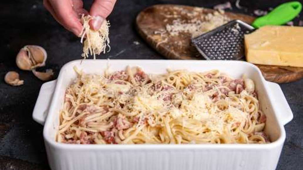 Шаг 3 - Лапша, запечённая с сыром, чесноком и фаршем