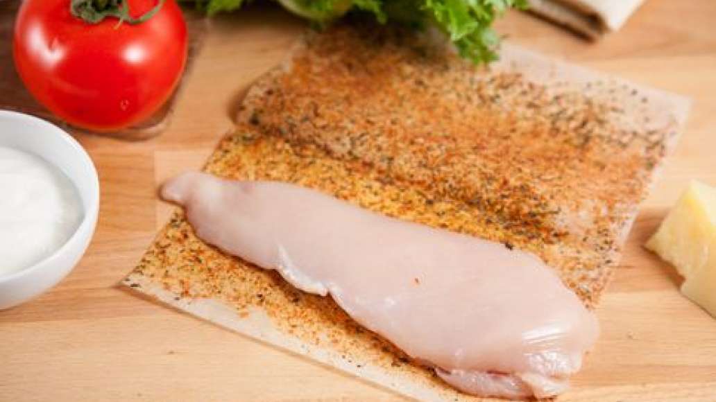 Шаг 1 - Роллы с куриной грудкой и салатом