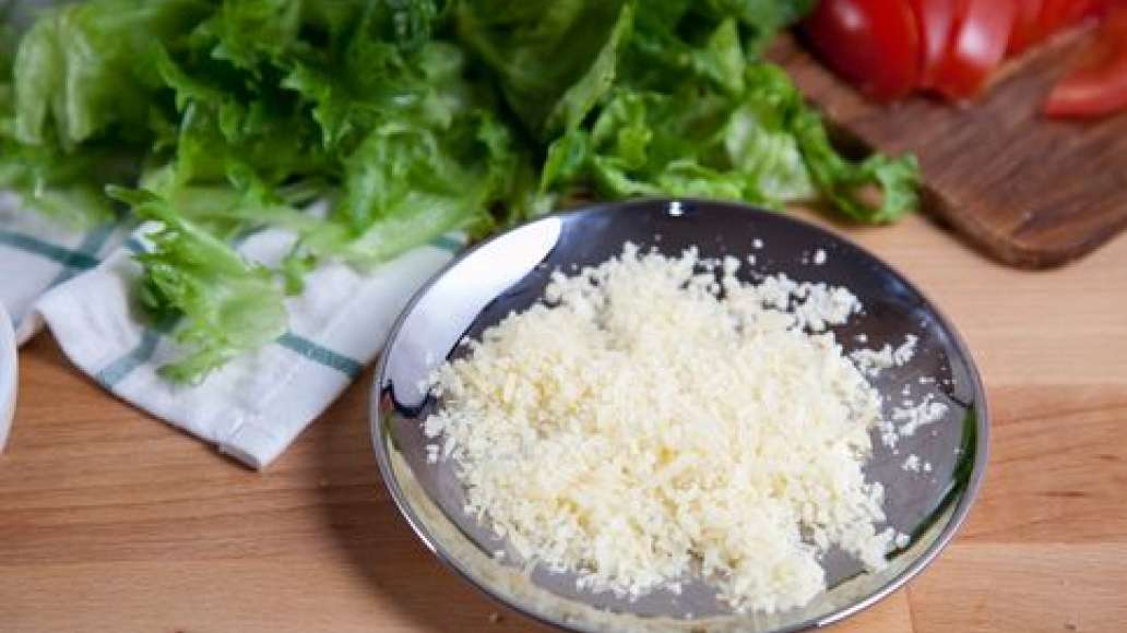 Шаг 5 - Роллы с куриной грудкой и салатом