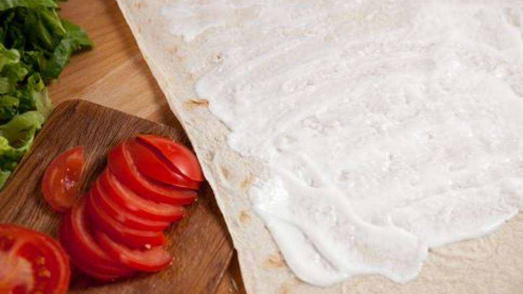 Шаг 6 - Роллы с куриной грудкой и салатом
