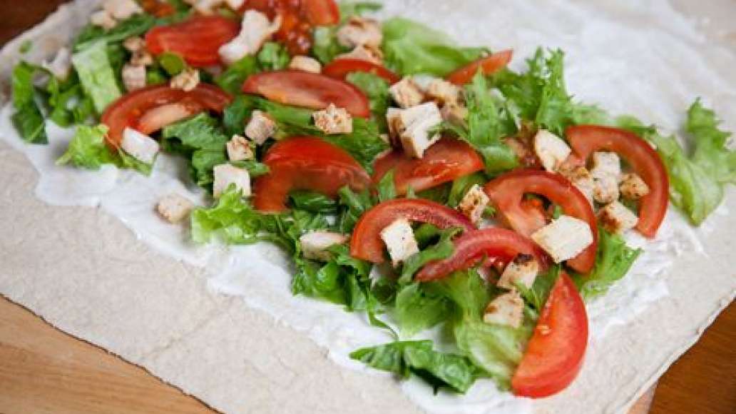 Шаг 7 - Роллы с куриной грудкой и салатом