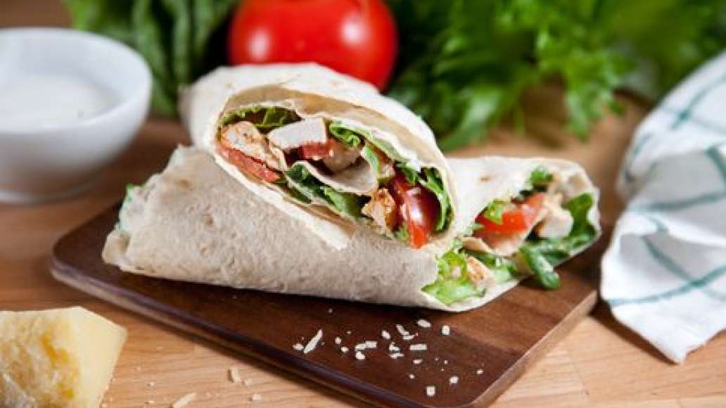 Шаг 8 - Роллы с куриной грудкой и салатом