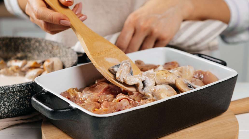 Шаг 4 - Запечённая в духовке сочная курица с шампиньонами и сливками