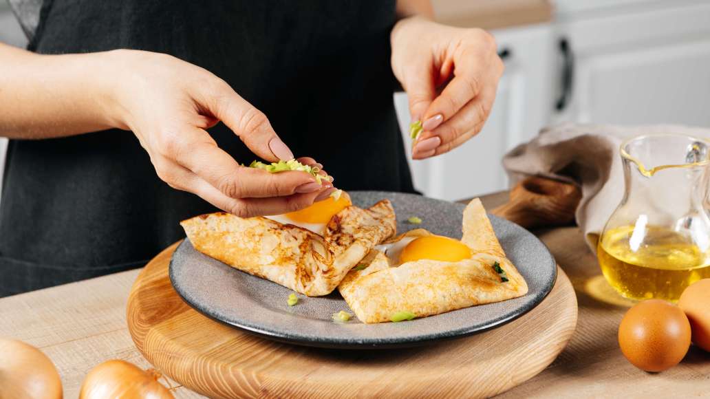 Шаг 5 - Тонкие блины на молоке и воде со шпинатом и глазуньей