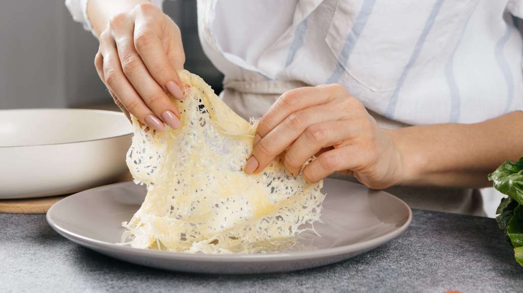 Шаг 1 - Салат с курицей, томатами и ажурными сырными чипсами