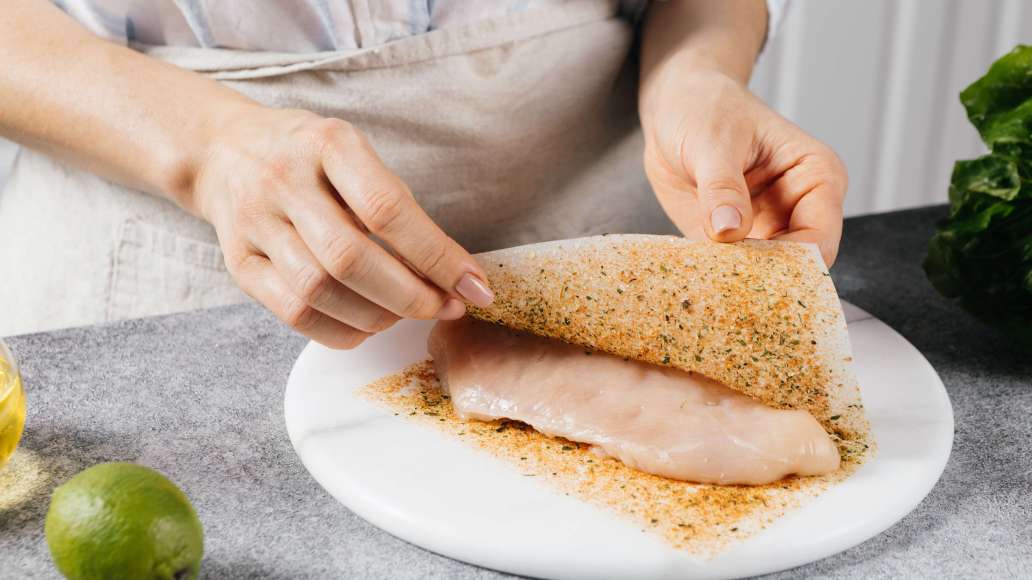 Шаг 2 - Салат с курицей, томатами и ажурными сырными чипсами