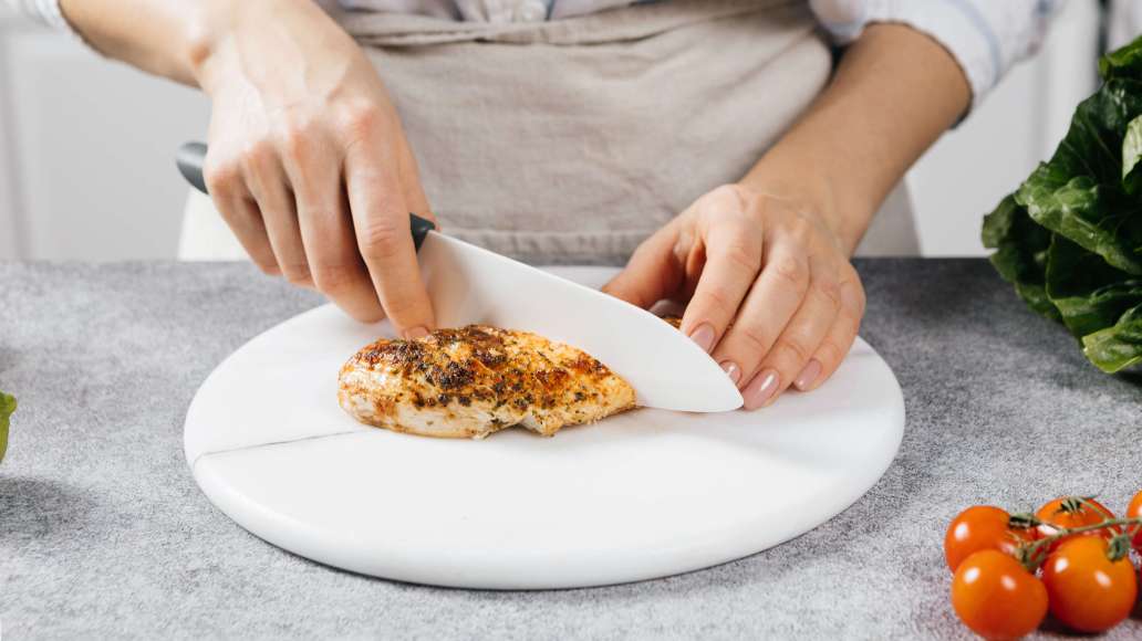 Шаг 3 - Салат с курицей, томатами и ажурными сырными чипсами