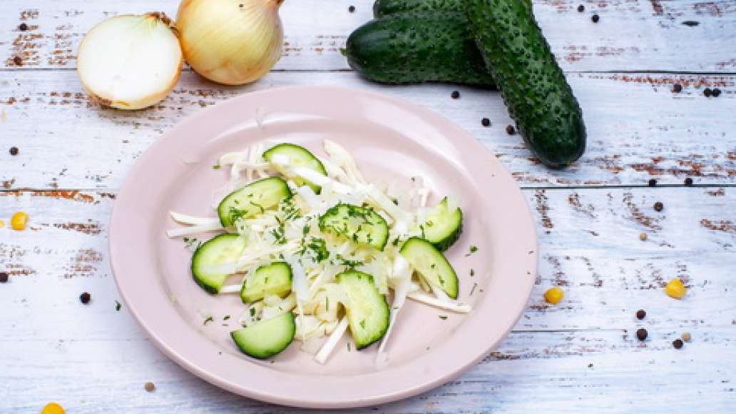 Шаг 2 - Салат с капустой, крабовыми палочками и кукурузой