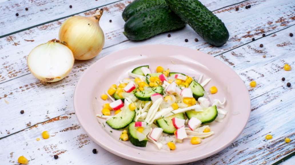 Шаг 3 - Салат с капустой, крабовыми палочками и кукурузой