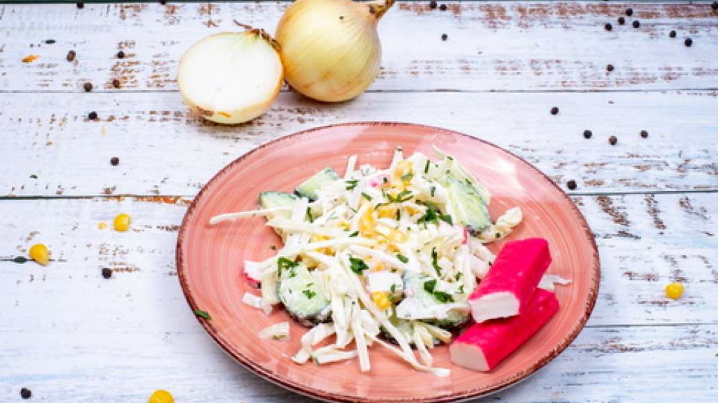 Шаг 4 - Салат с капустой, крабовыми палочками и кукурузой