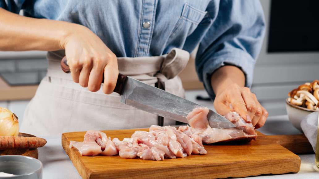 Шаг 1 - Тушеная курица с опятами в нежном соусе из сметаны