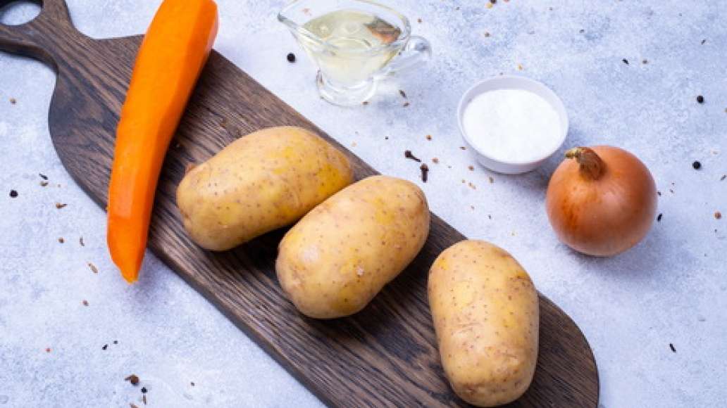 Шаг 1 - Пестрая картошка с морковью и луком