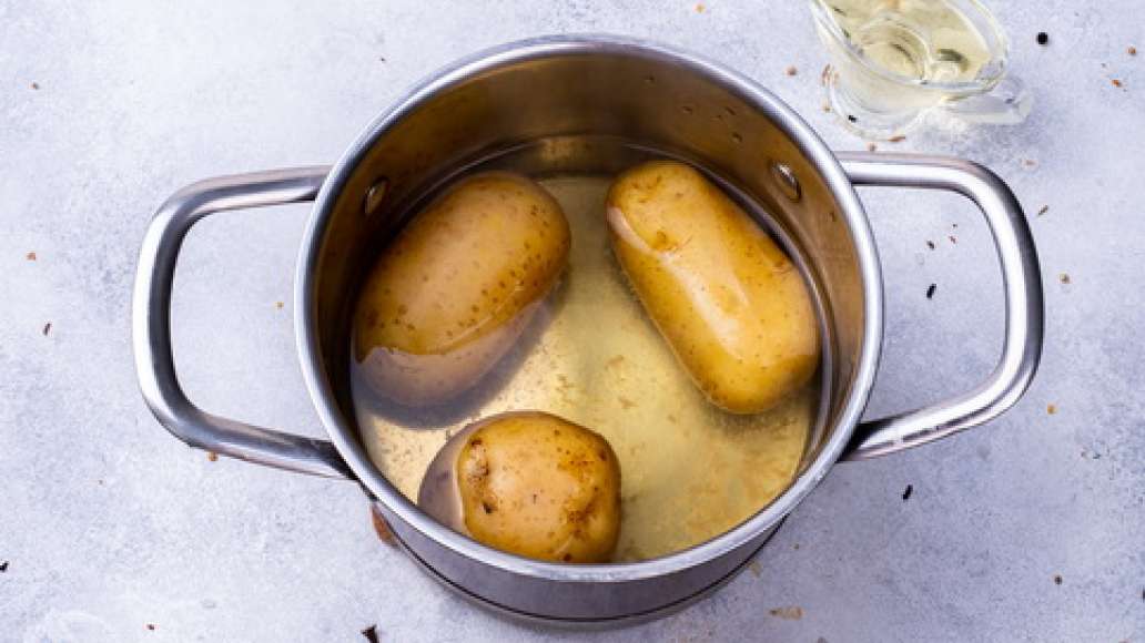 Шаг 3 - Пестрая картошка с морковью и луком