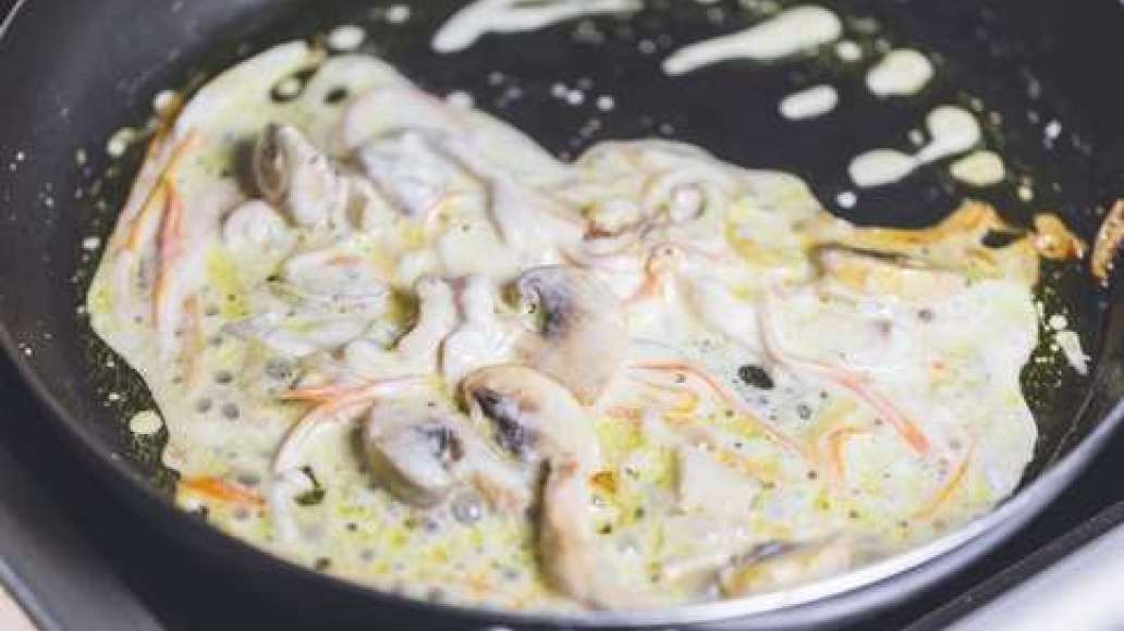 Шаг 3 - Курица в сметанном соусе с зеленью и грибами