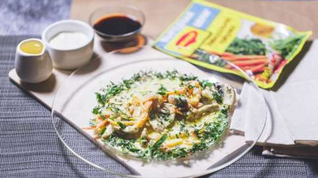 Шаг 4 - Курица в сметанном соусе с зеленью и грибами