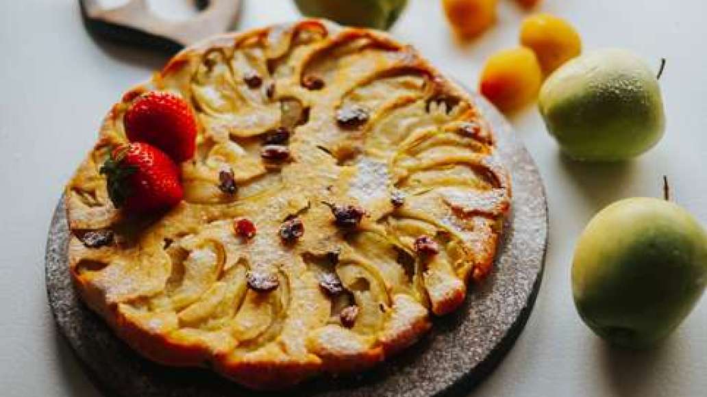 Шаг 4 - Шарлотка с яблоками и изюмом