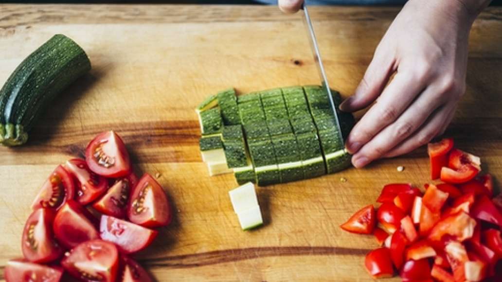 Шаг 2 - Тыква, фаршированная курицей и сезонными овощами