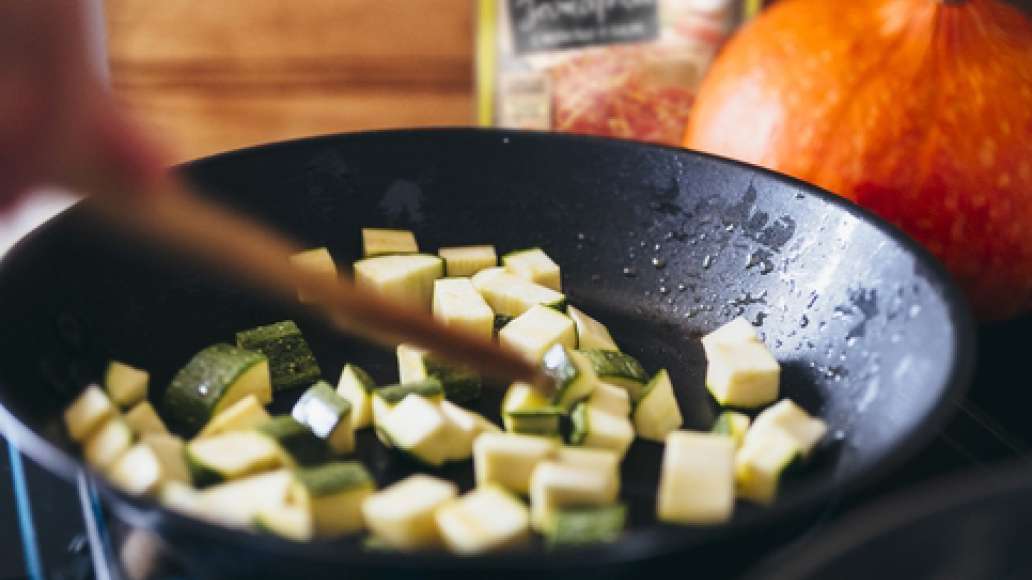 Шаг 3 - Тыква, фаршированная курицей и сезонными овощами
