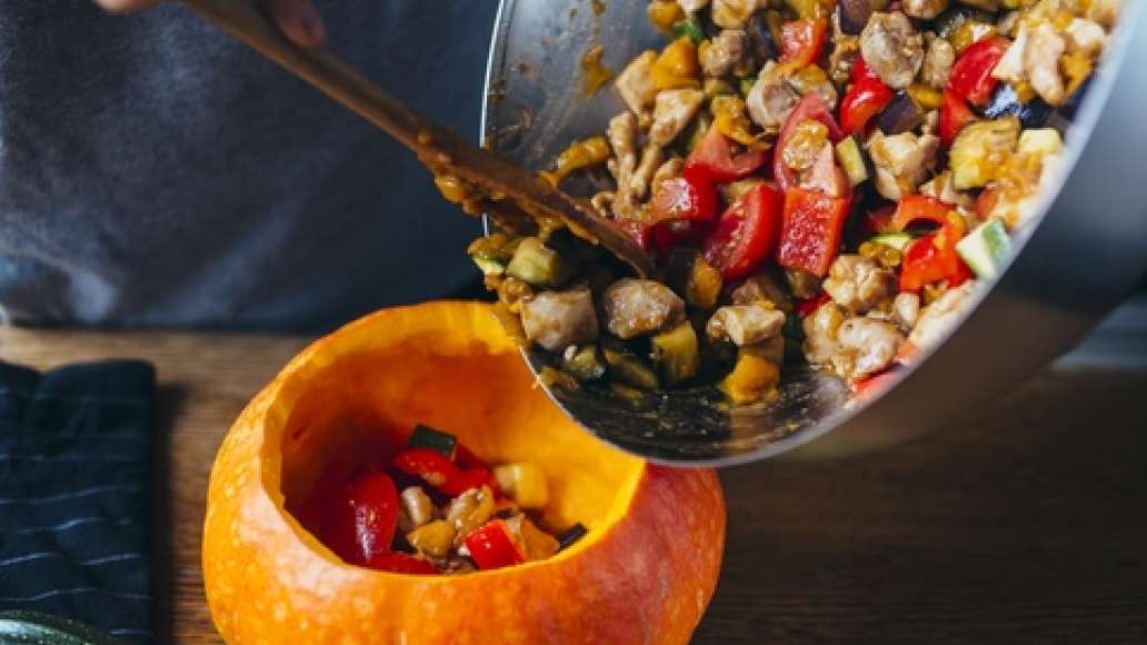 Шаг 6 - Тыква, фаршированная курицей и сезонными овощами