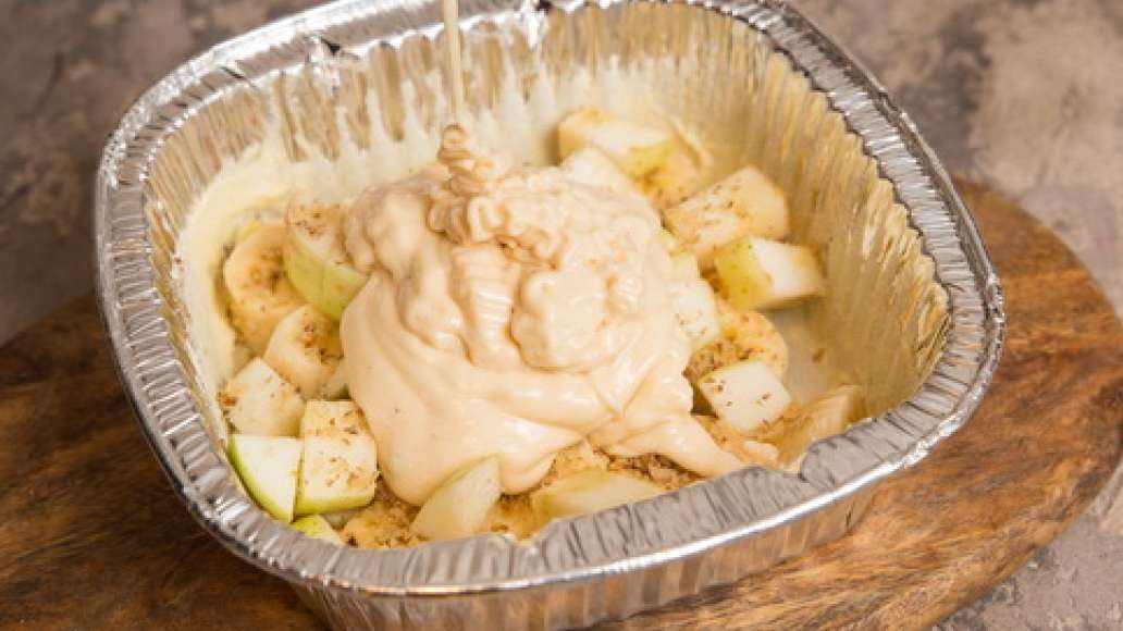 Шаг 4 - Постная шарлотка с яблоками и бананами