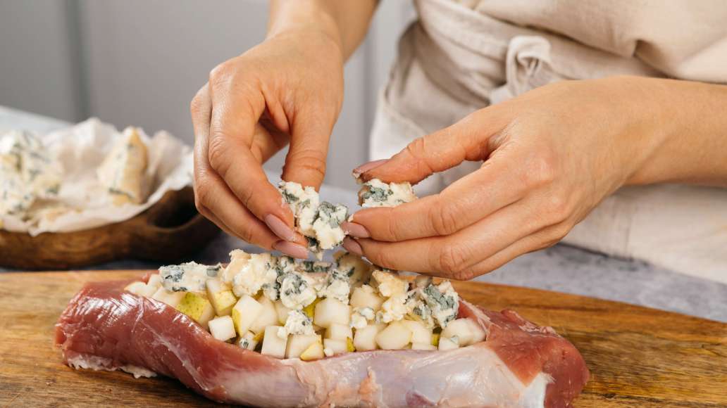 Шаг 2 - Запеченная свиная вырезка, фаршированная грушами и голубым сыром