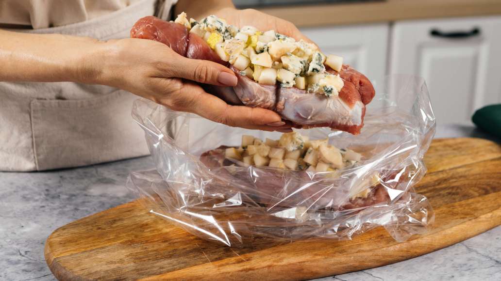 Шаг 3 - Запеченная свиная вырезка, фаршированная грушами и голубым сыром