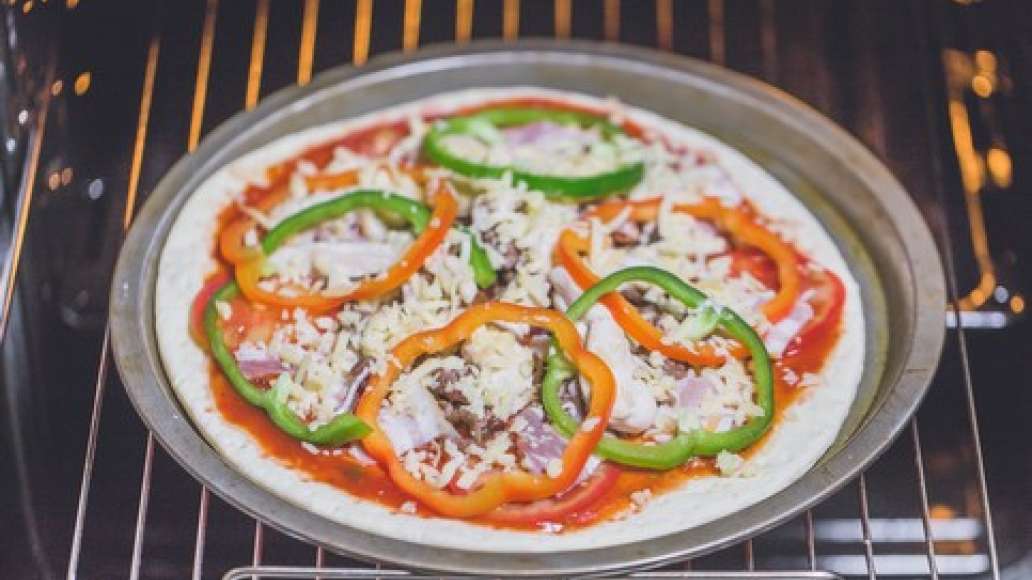 Шаг 4 - Пицца мясная с копченостями и говядиной на кефире