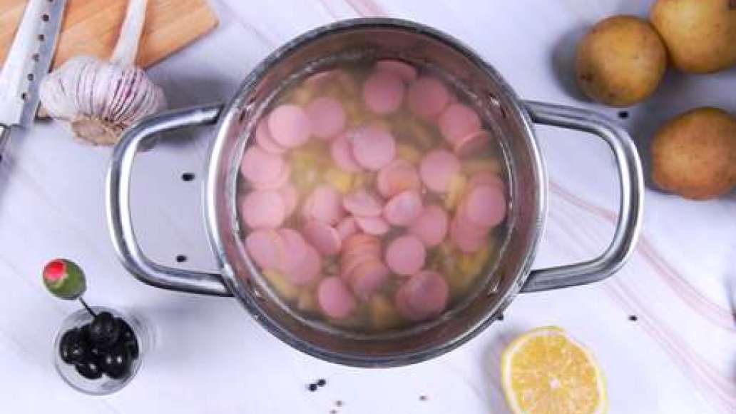 Шаг 2 - Солянка с сосисками и зеленью