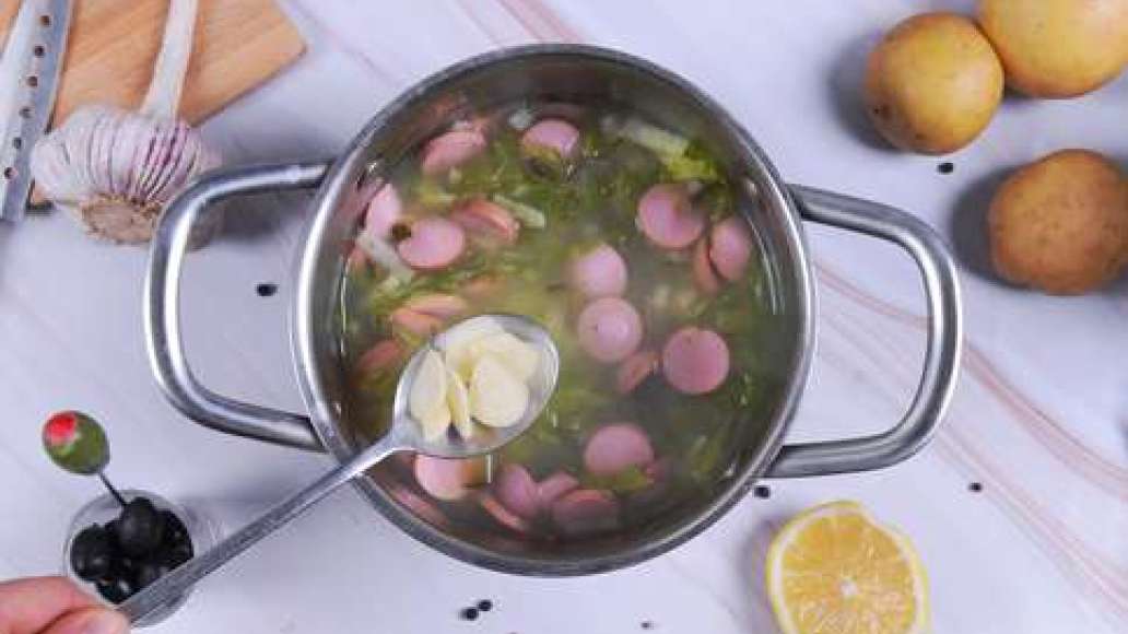 Шаг 5 - Солянка с сосисками и зеленью