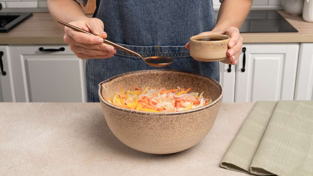 Шаг 6 - Тайский салат с курицей, манго и фунчозой