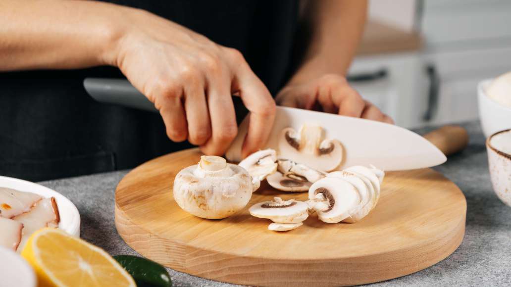 Шаг 1 - Фаршированные кальмары с начинкой из мяса, грибов и лапши