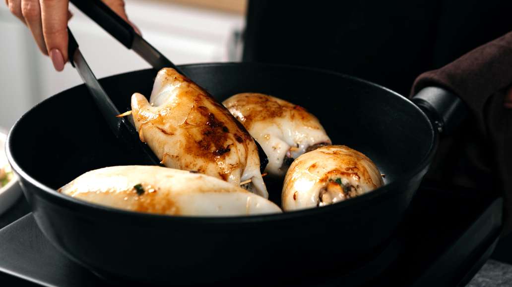 Шаг 4 - Фаршированные кальмары с начинкой из мяса, грибов и лапши
