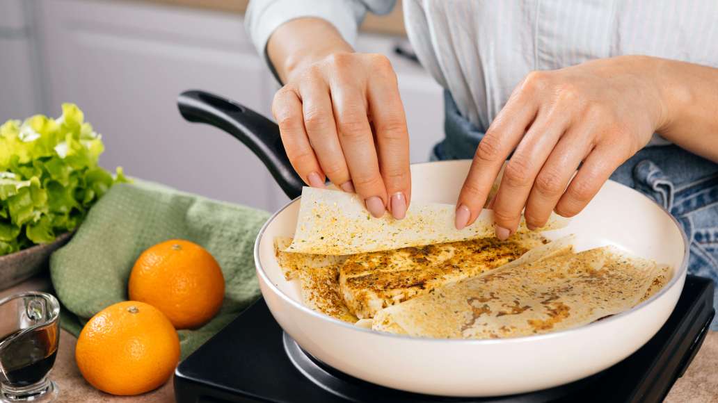 Шаг 2 - Легкий салат с жареной курочкой и мандаринами