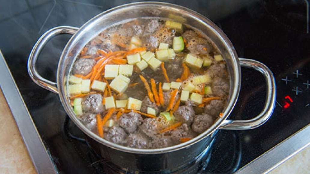 Шаг 5 - Вкусный суп с фрикадельками и клецками