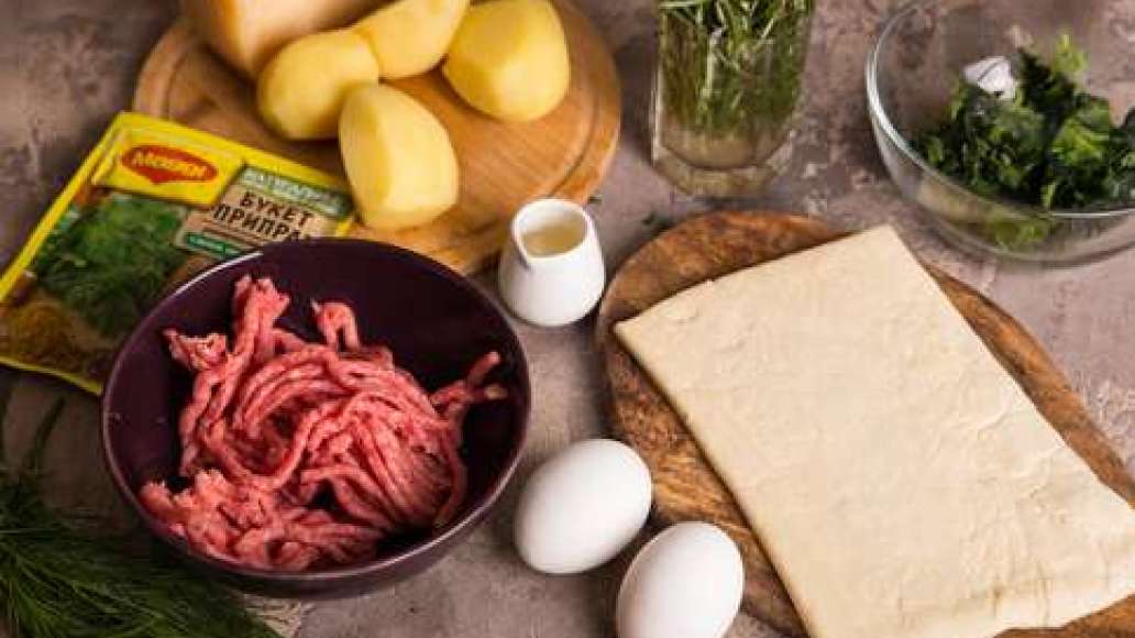 Шаг 1 - Рулет из слоёного теста с картофелем, шпинатом и пармезаном