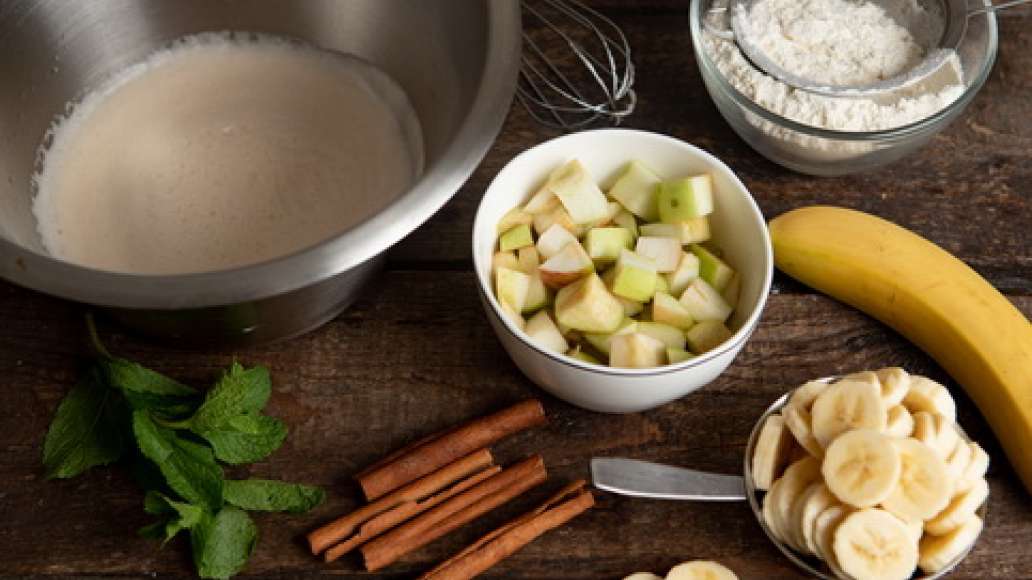 Шаг 2 - Шарлотка с бананами и яблоками