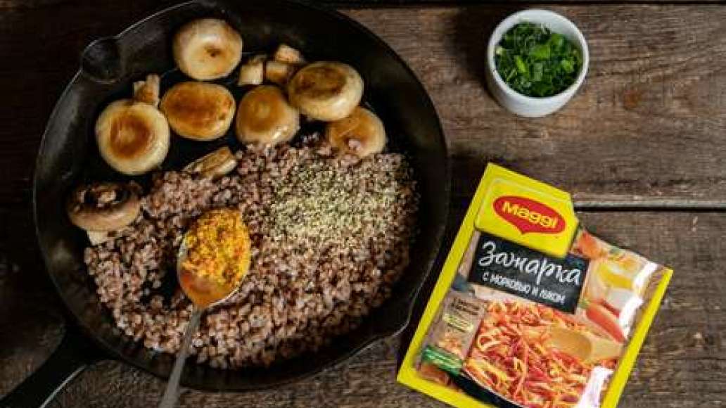 Шаг 2 - Гарнир из гречки с грибами целиком, с конопляным маслом и конопляным ядром