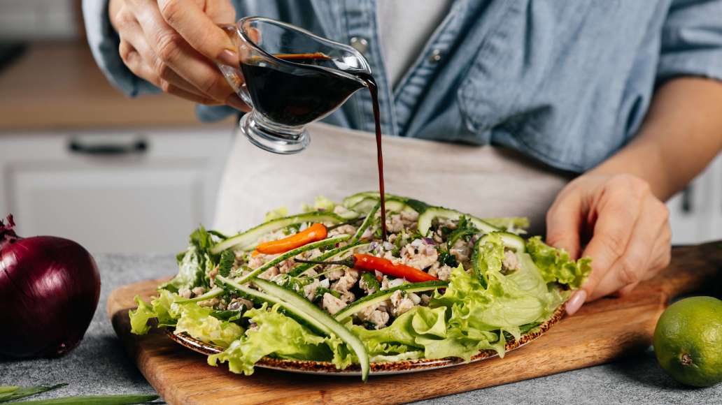 Шаг 4 - Тайский салат с рассыпчатой курицей и ассорти из ароматной зелени