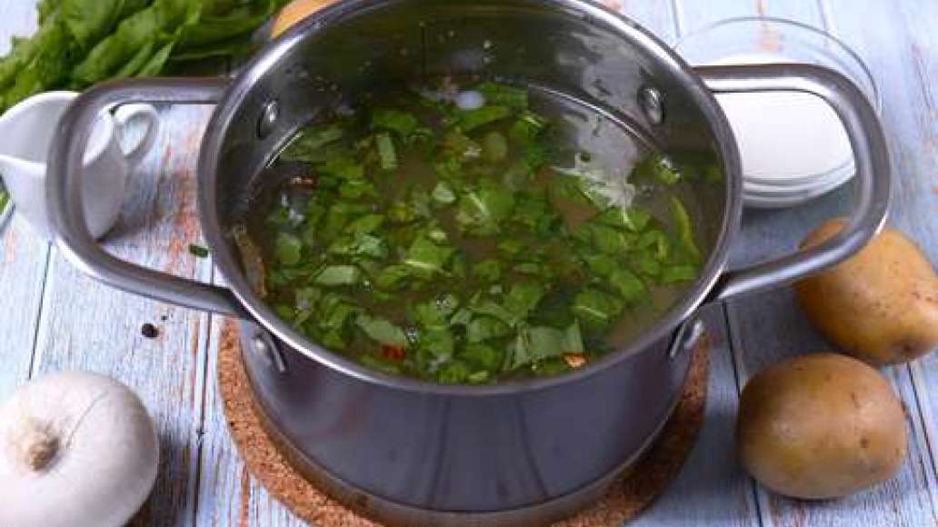 Шаг 4 - Зеленый борщ с щавелем и курицей