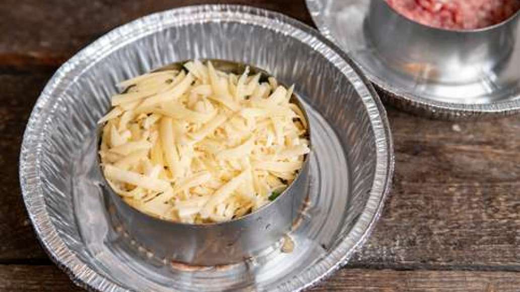 Шаг 3 - Отбивная из фарша с овощами в духовке
