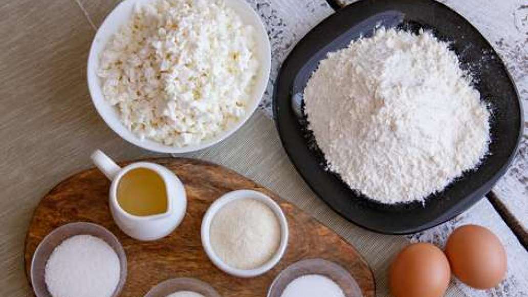 Шаг 1 - Сырники из творога с манкой и яйцом